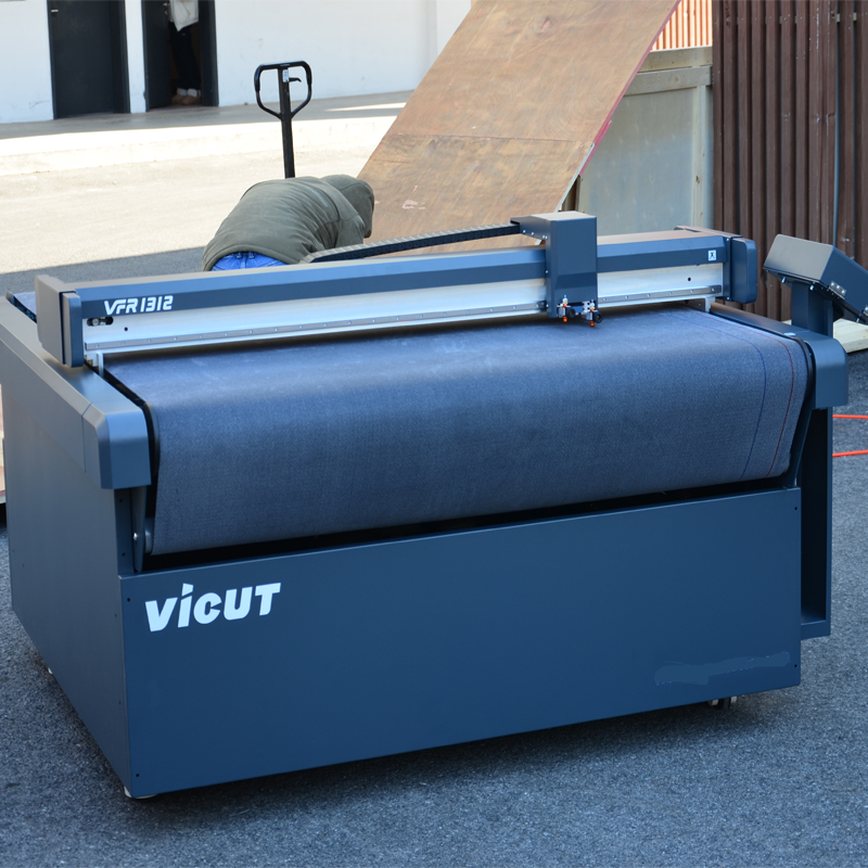 Dual Heads Roll Feeding Digital Flatbed Cutting Machine